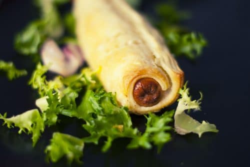 Feuilleté à la saucisse et au fromage