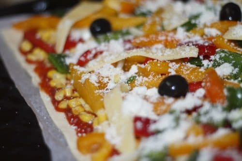 Tarte à la ratatouille, pignons et chipolatas