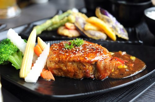 Rôti de porc aux épices et aux oignons